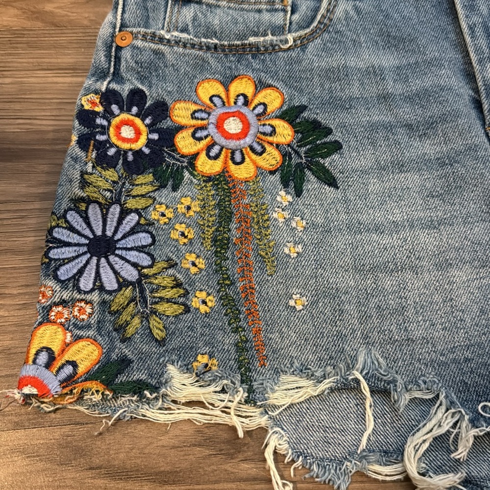 Blank NYC Embroidered Multicolored Floral The Barrow Blue Denim Zip Up Shorts 26 - Picture 7 of 15